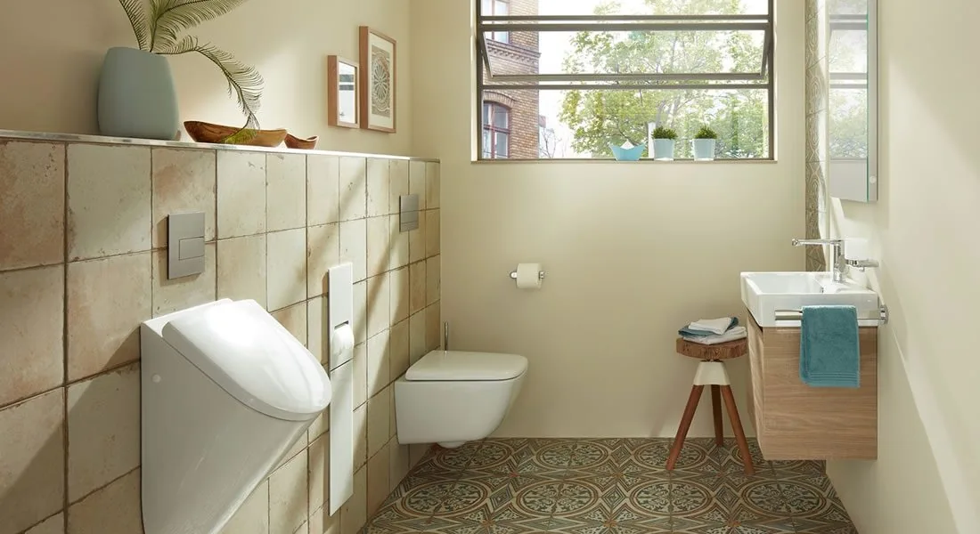Sanitärinstallation: Gäste-WC mit Urinal, Wand-WC und Waschtisch