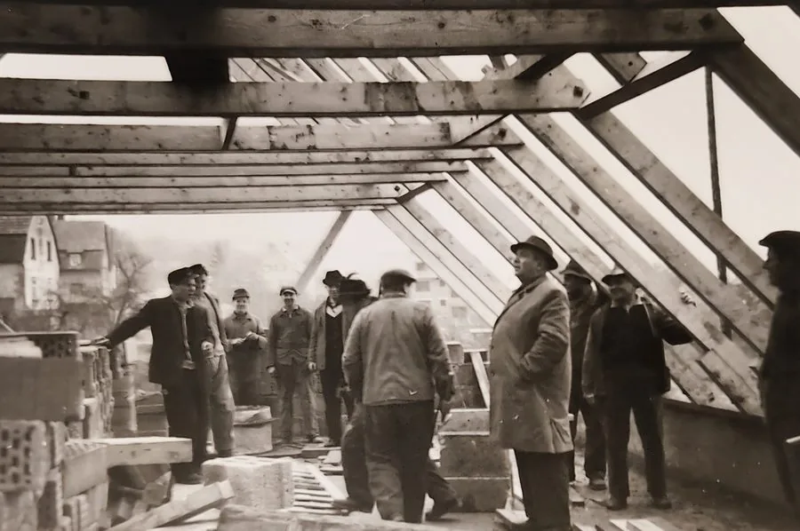 1960 – Erweiterung um Werkstatt & Wohnungen