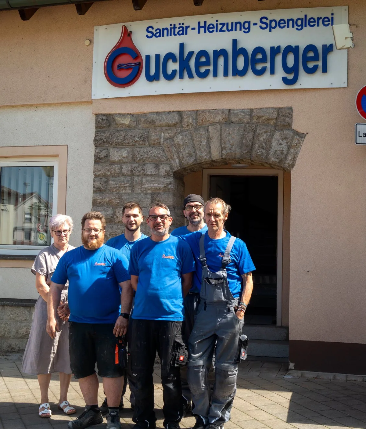 Das Team von Guckenberger Haustechnik vor dem Betriebsgebäude in Höchberg
